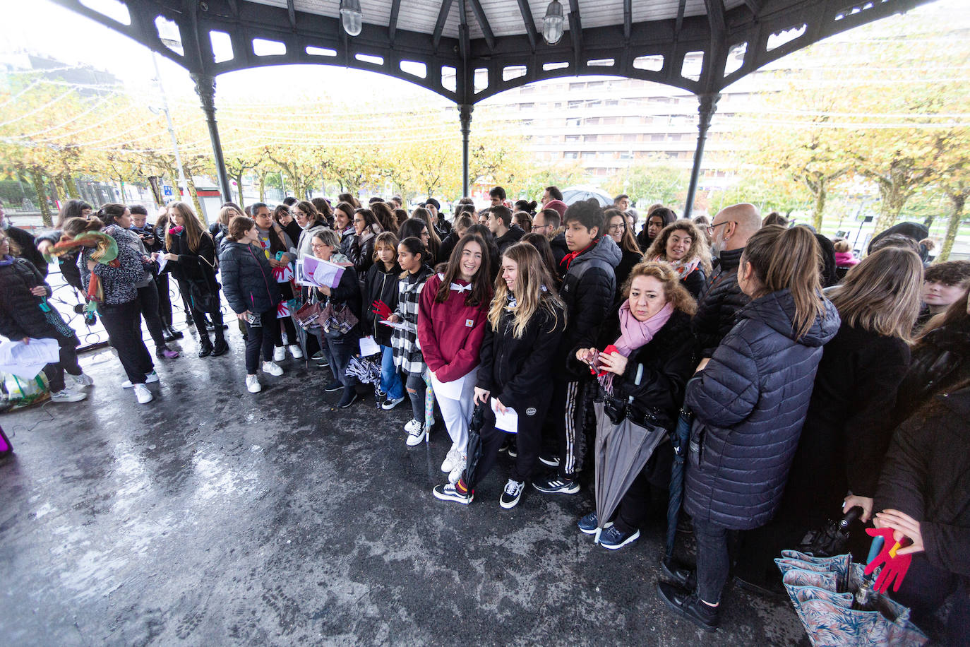 Concentración de alumnos de Secundaria de la escuela pública en la plaza del Ensanche en Irun.