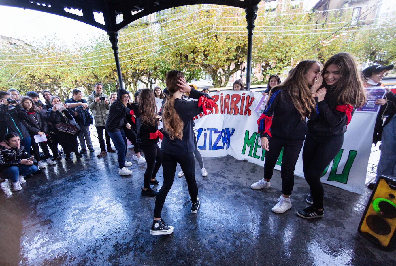 Concentración de alumnos de Secundaria de la escuela pública en la plaza del Ensanche en Irun.