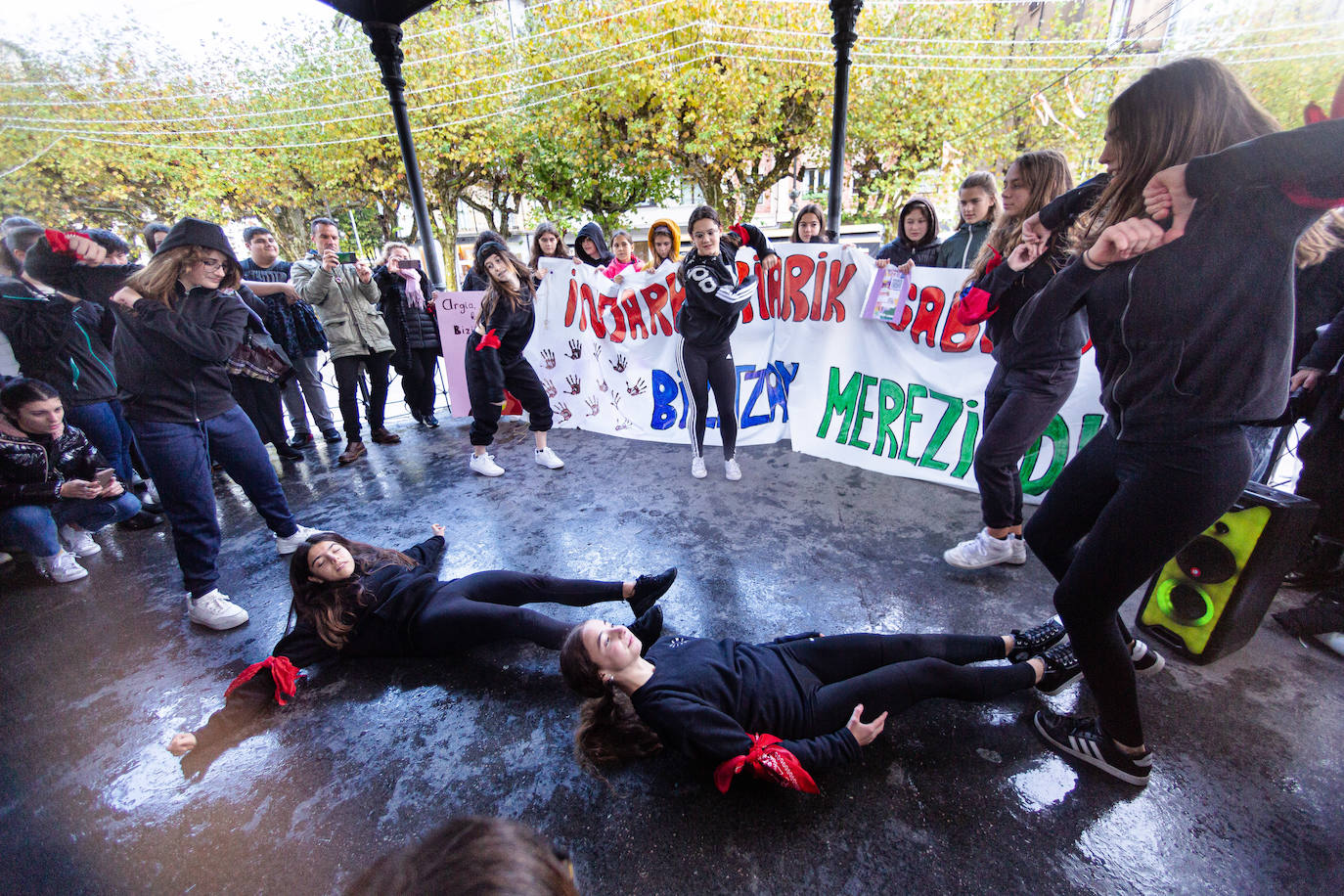 Concentración de alumnos de Secundaria de la escuela pública en la plaza del Ensanche en Irun.