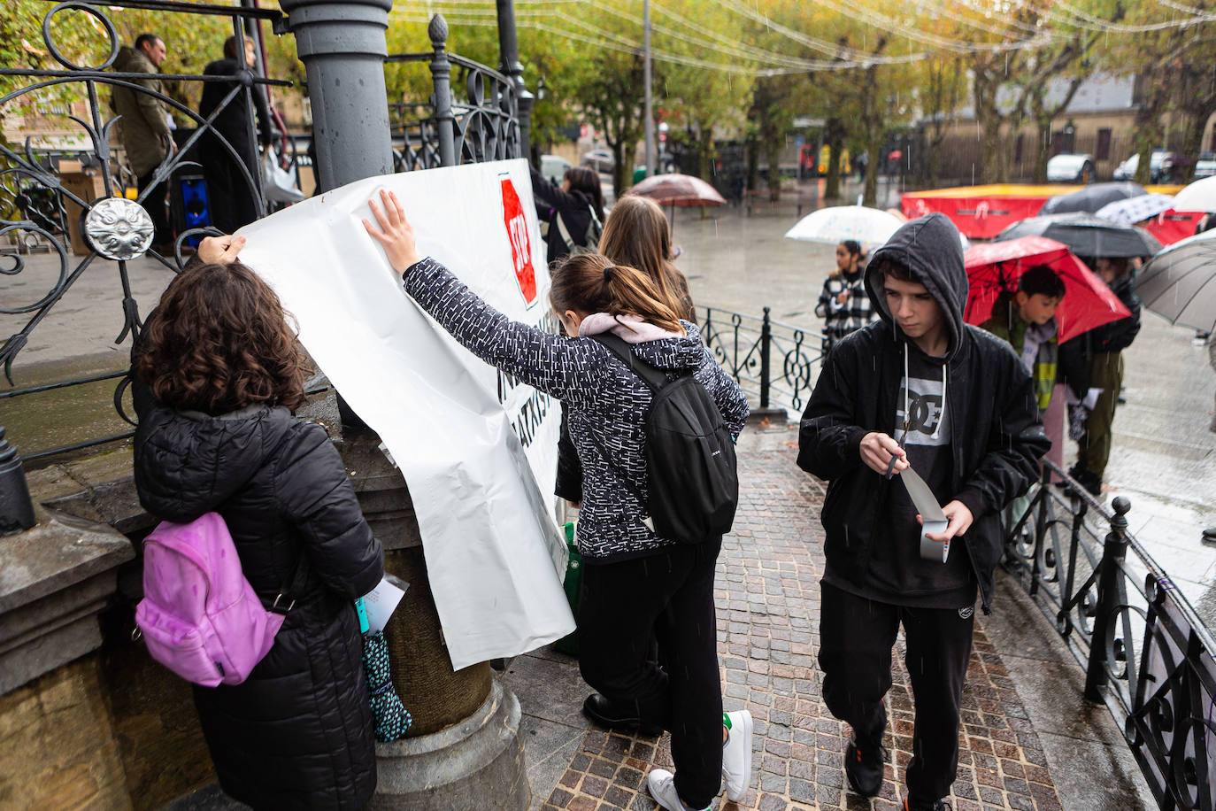 Concentración de alumnos de Secundaria de la escuela pública en la plaza del Ensanche en Irun.