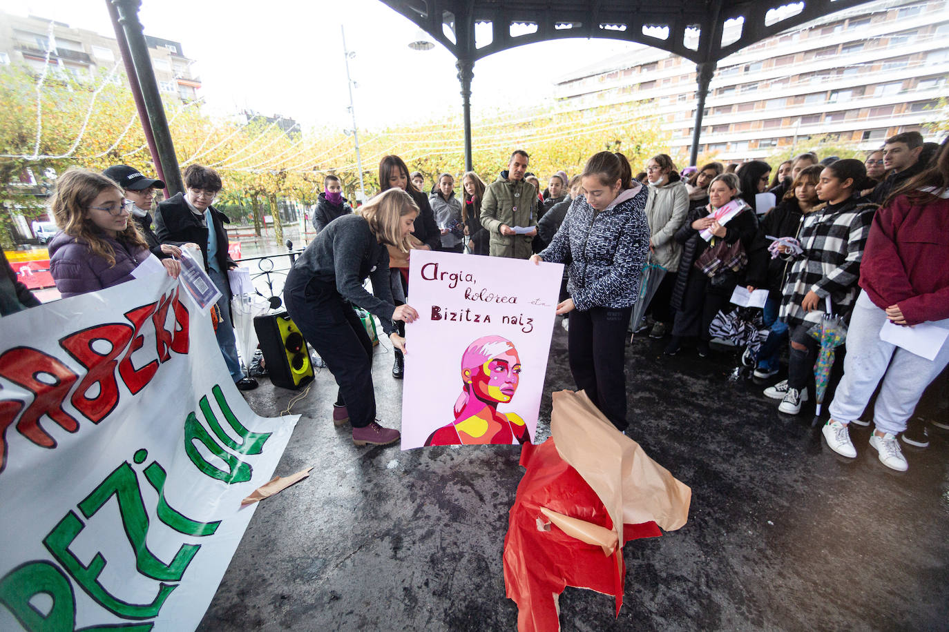 Concentración de alumnos de Secundaria de la escuela pública en la plaza del Ensanche en Irun.