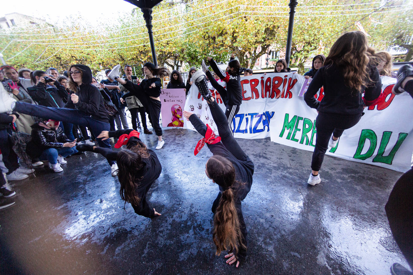 Concentración de alumnos de Secundaria de la escuela pública en la plaza del Ensanche en Irun.
