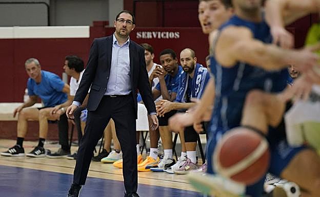 Dos amigos se examinan con lupa