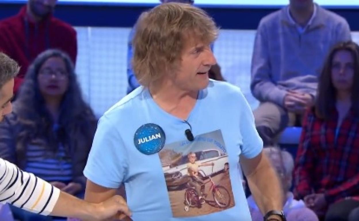 Julian Iantzi, muestra la camiseta con su foto de niño en Pasapalabra. 