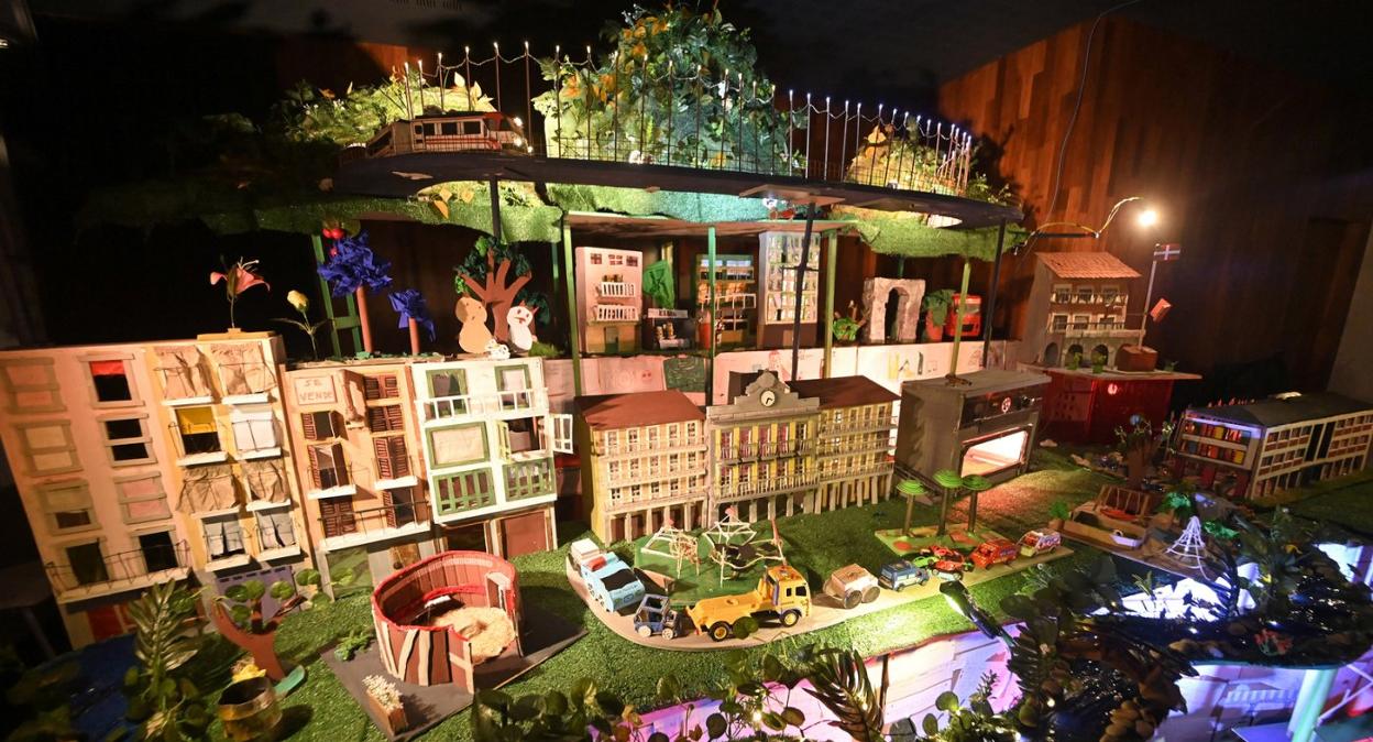 La instalación 'La ciudad de las luces' se encuentra expuesta en el ambigú del Topic hasta mañana por la tarde. 