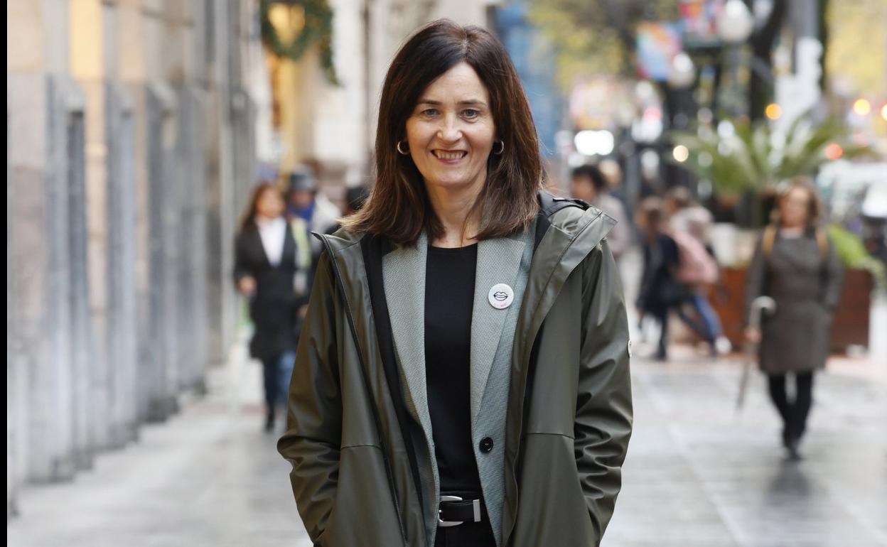 La viceconsejera de Política Lingüística, Miren Dobaran, con su chapa de 'Ahobizi'. 