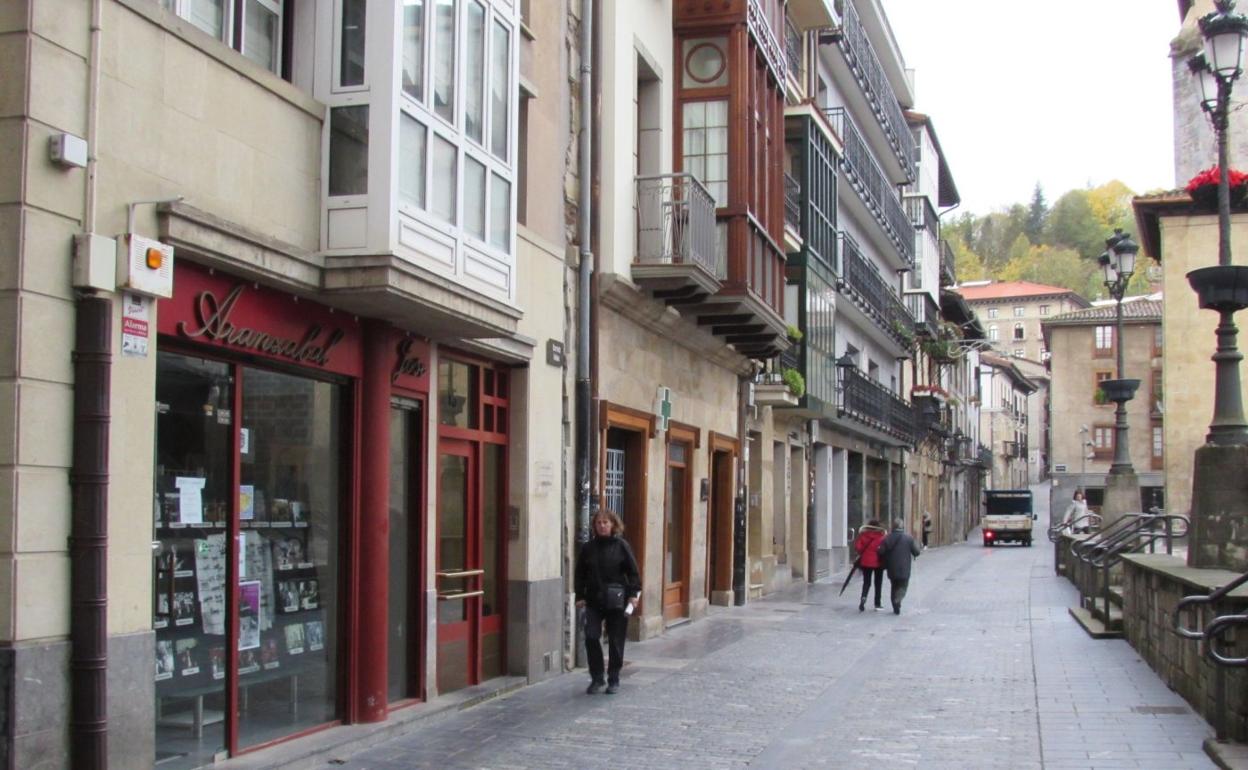 La histórica tienda de Aranzabal se cerró en septiembre y la farmacia se ha trasladado esta semana a un nuevo local en Kontzezino. 