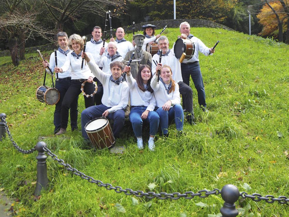 Buena parte de los integrantes del grupo Txirriskla.