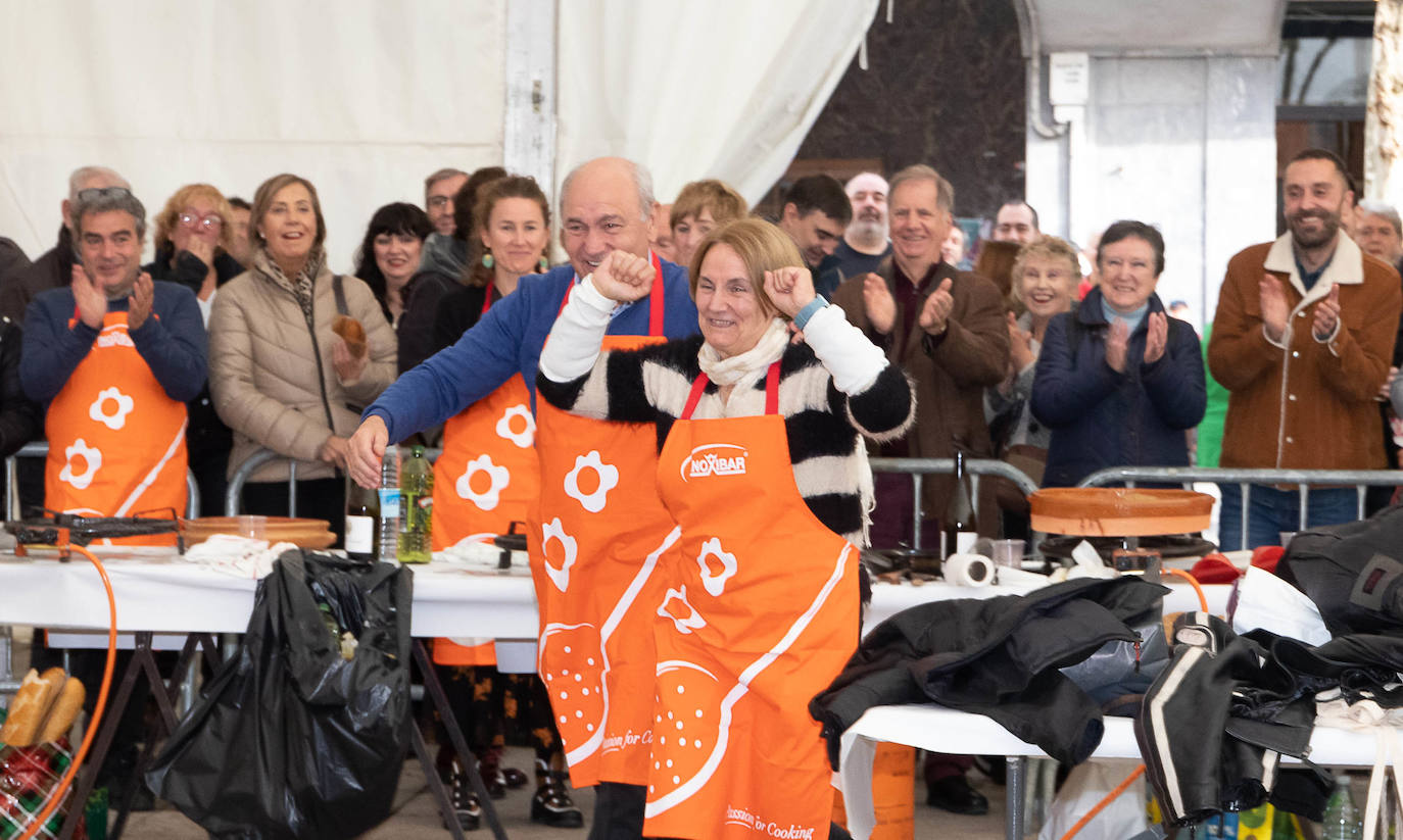 Foto de familia con los participantes y ganadores del Concurso de Bacalao de Eibar. 