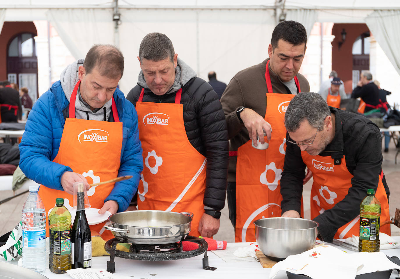 Foto de familia con los participantes y ganadores del Concurso de Bacalao de Eibar. 