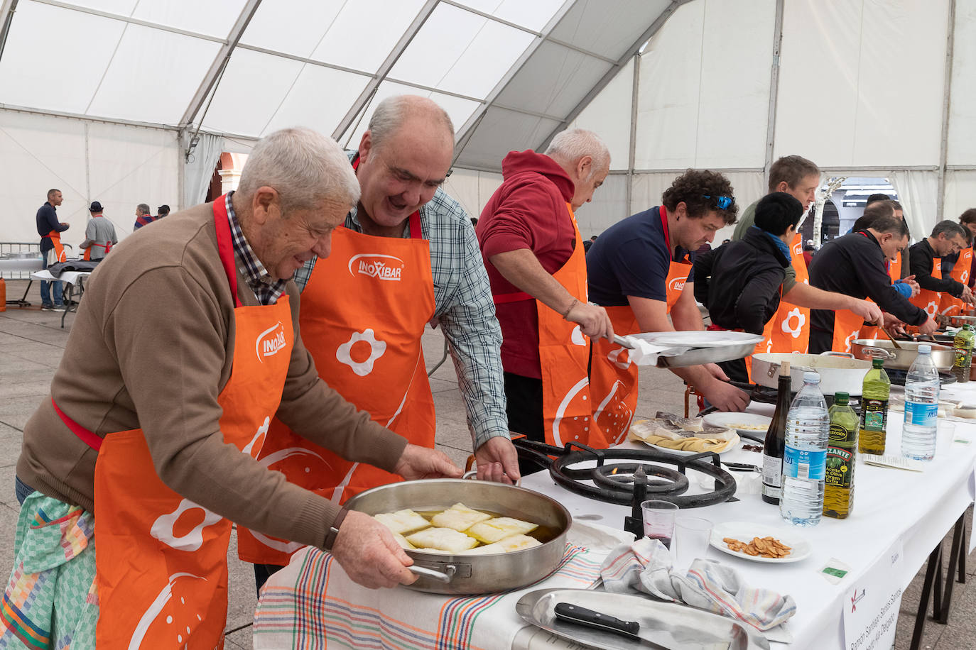 Foto de familia con los participantes y ganadores del Concurso de Bacalao de Eibar. 