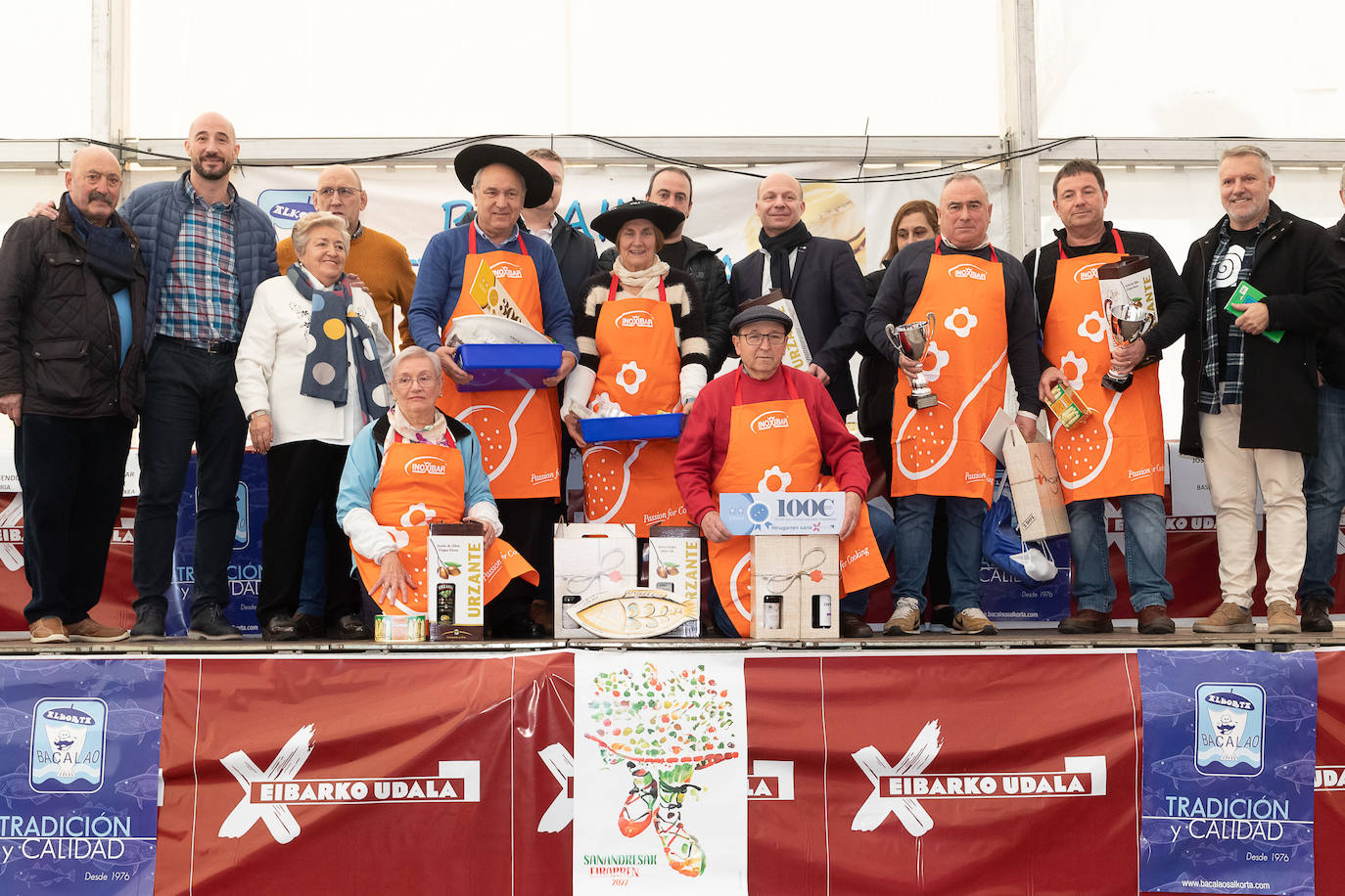 Foto de familia con los participantes y ganadores del Concurso de Bacalao de Eibar. 