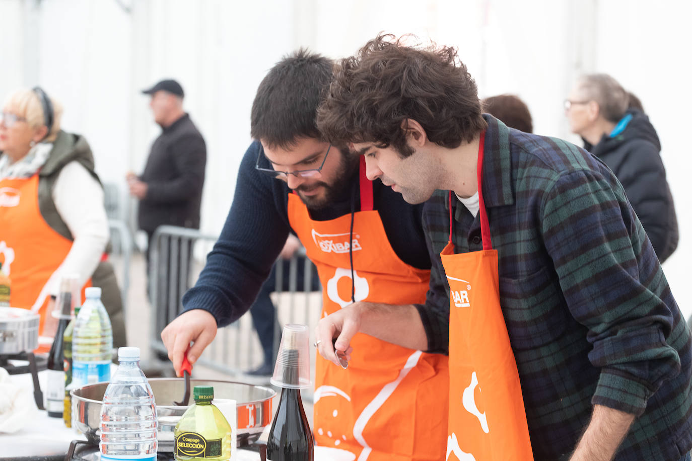 Foto de familia con los participantes y ganadores del Concurso de Bacalao de Eibar. 