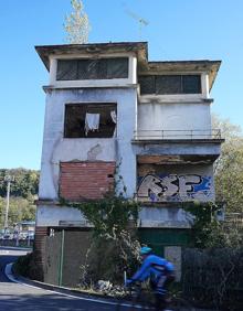 Imagen secundaria 2 - Marquesinas en mal estado, edificio del antiguo Kursaal de Martutene y la Villa Oyón abandonada. 