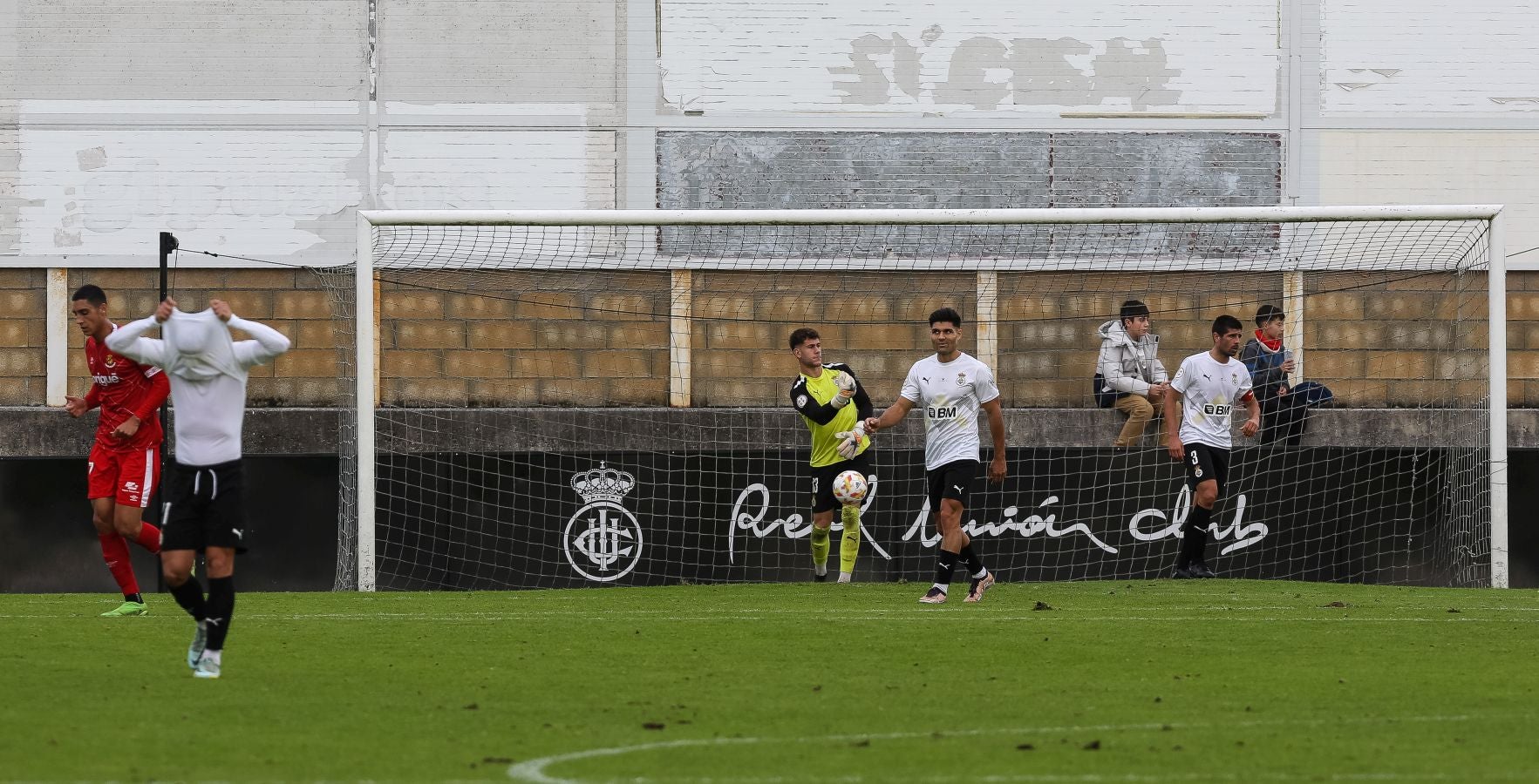 El conjunto irundarra, que fue perdiendo 0-3, logró recortar distancias en la segunda mitad y estuvo cerca de salvar un punto. 