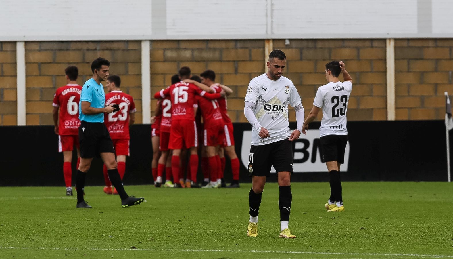 El conjunto irundarra, que fue perdiendo 0-3, logró recortar distancias en la segunda mitad y estuvo cerca de salvar un punto. 