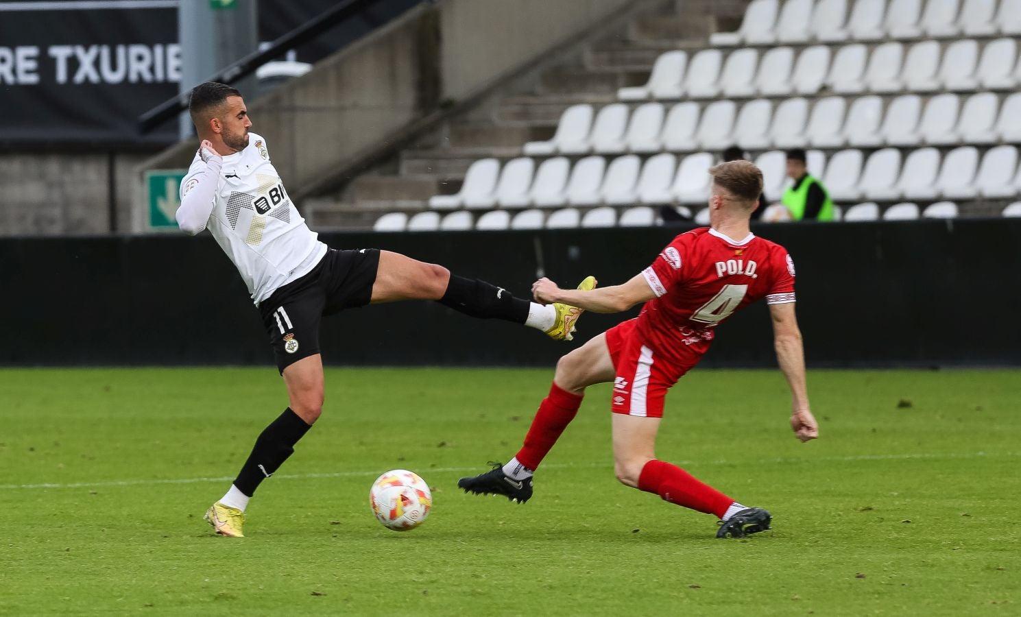 El conjunto irundarra, que fue perdiendo 0-3, logró recortar distancias en la segunda mitad y estuvo cerca de salvar un punto. 