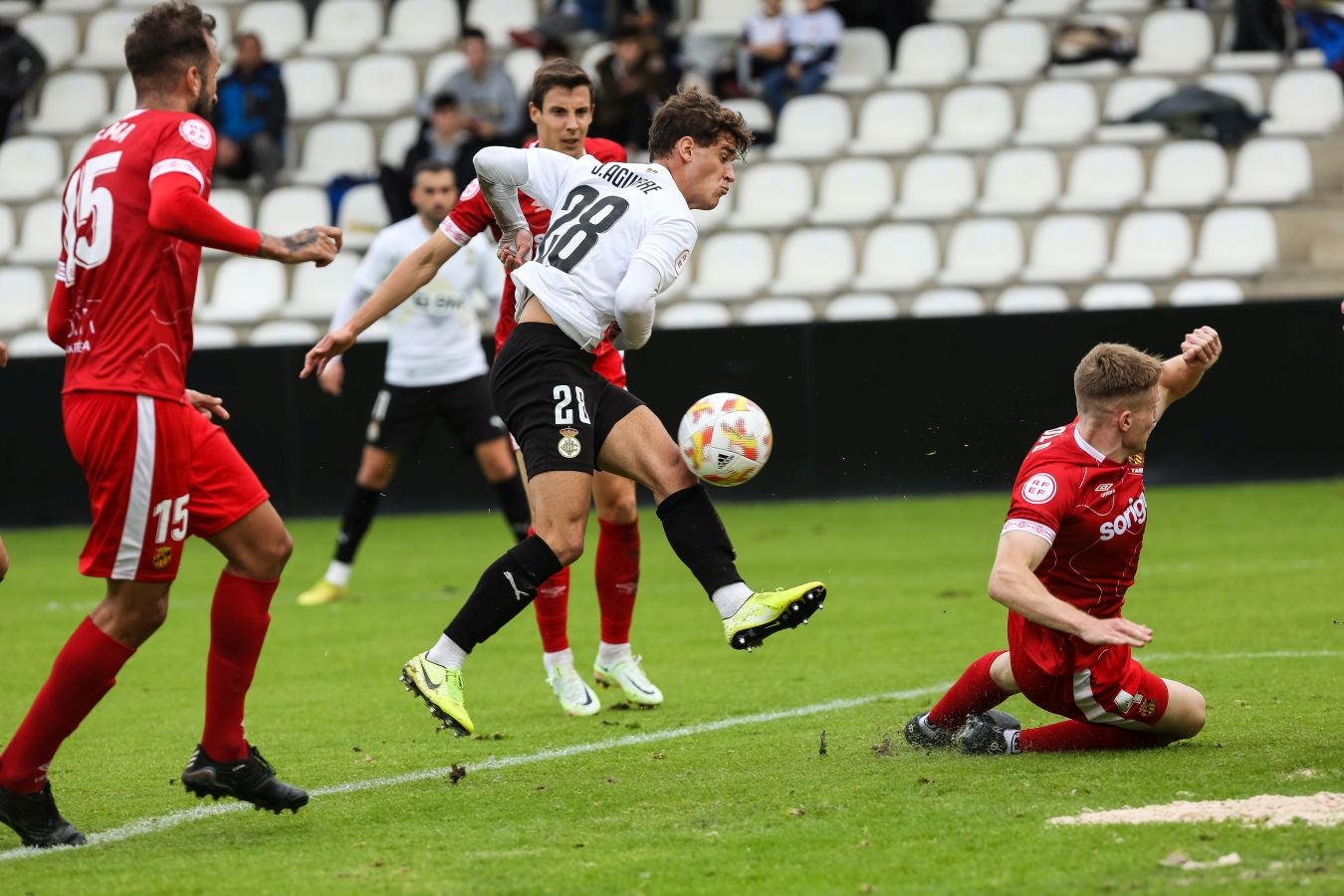 El conjunto irundarra, que fue perdiendo 0-3, logró recortar distancias en la segunda mitad y estuvo cerca de salvar un punto. 
