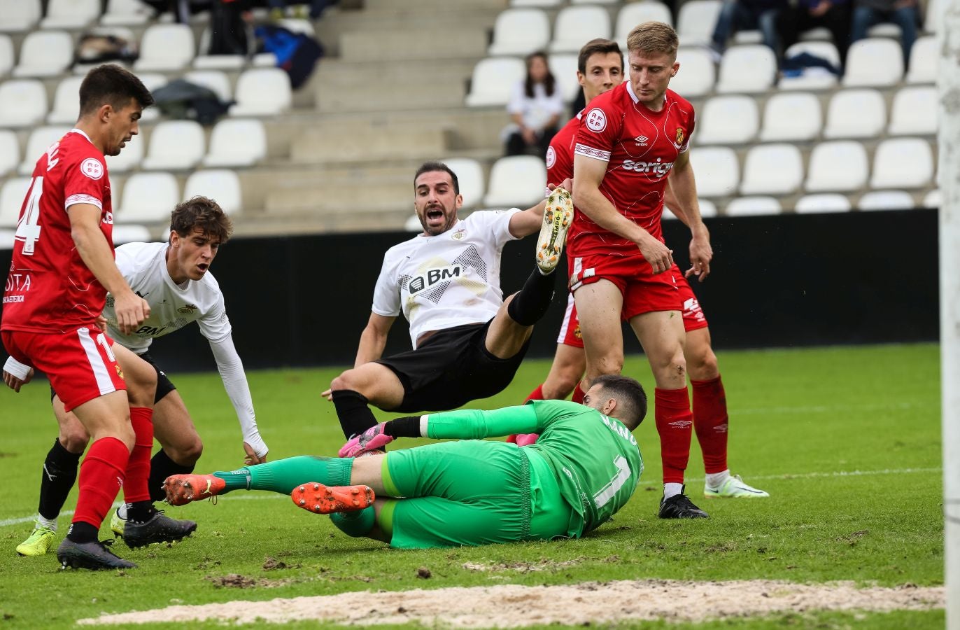El conjunto irundarra, que fue perdiendo 0-3, logró recortar distancias en la segunda mitad y estuvo cerca de salvar un punto. 