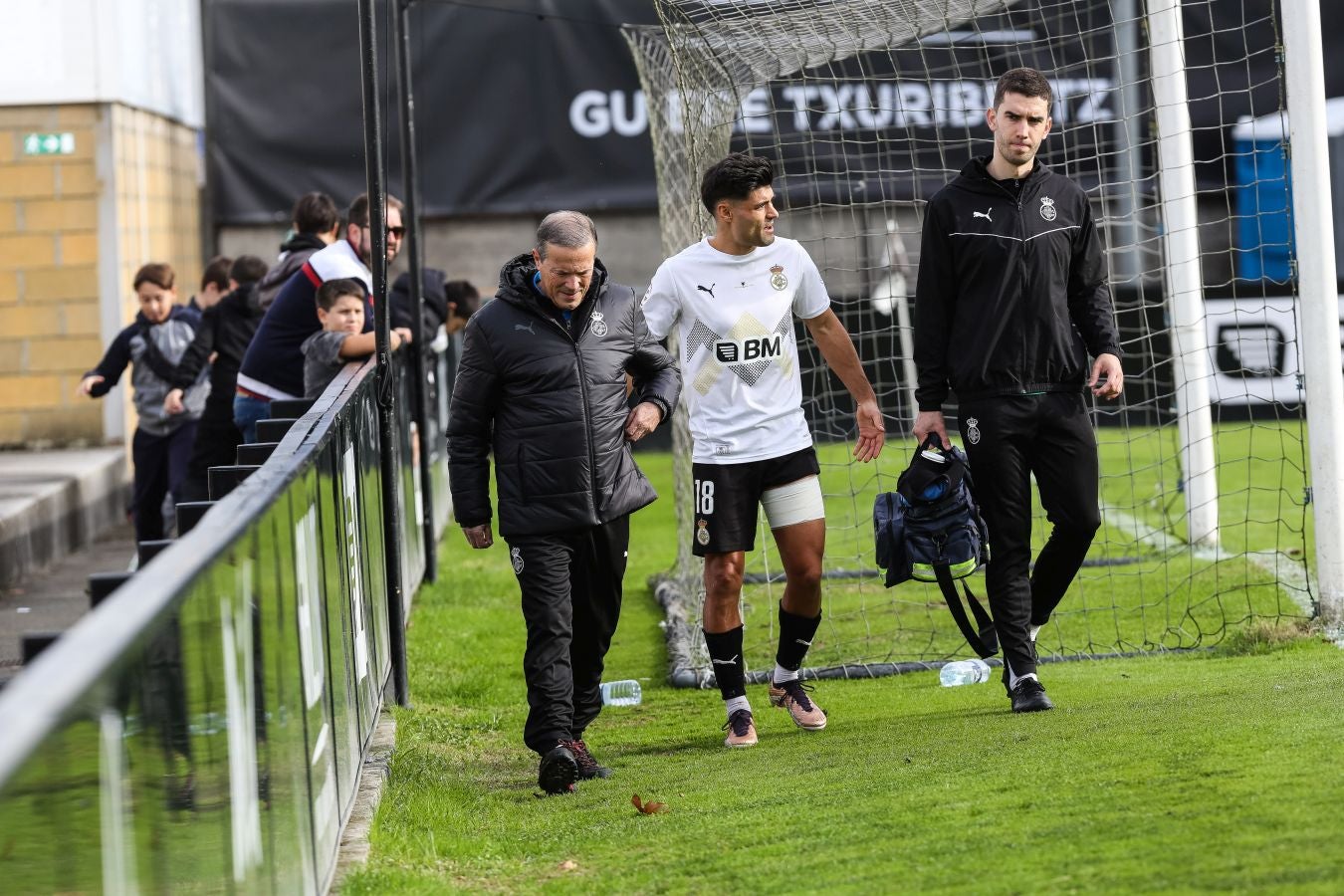 El conjunto irundarra, que fue perdiendo 0-3, logró recortar distancias en la segunda mitad y estuvo cerca de salvar un punto. 