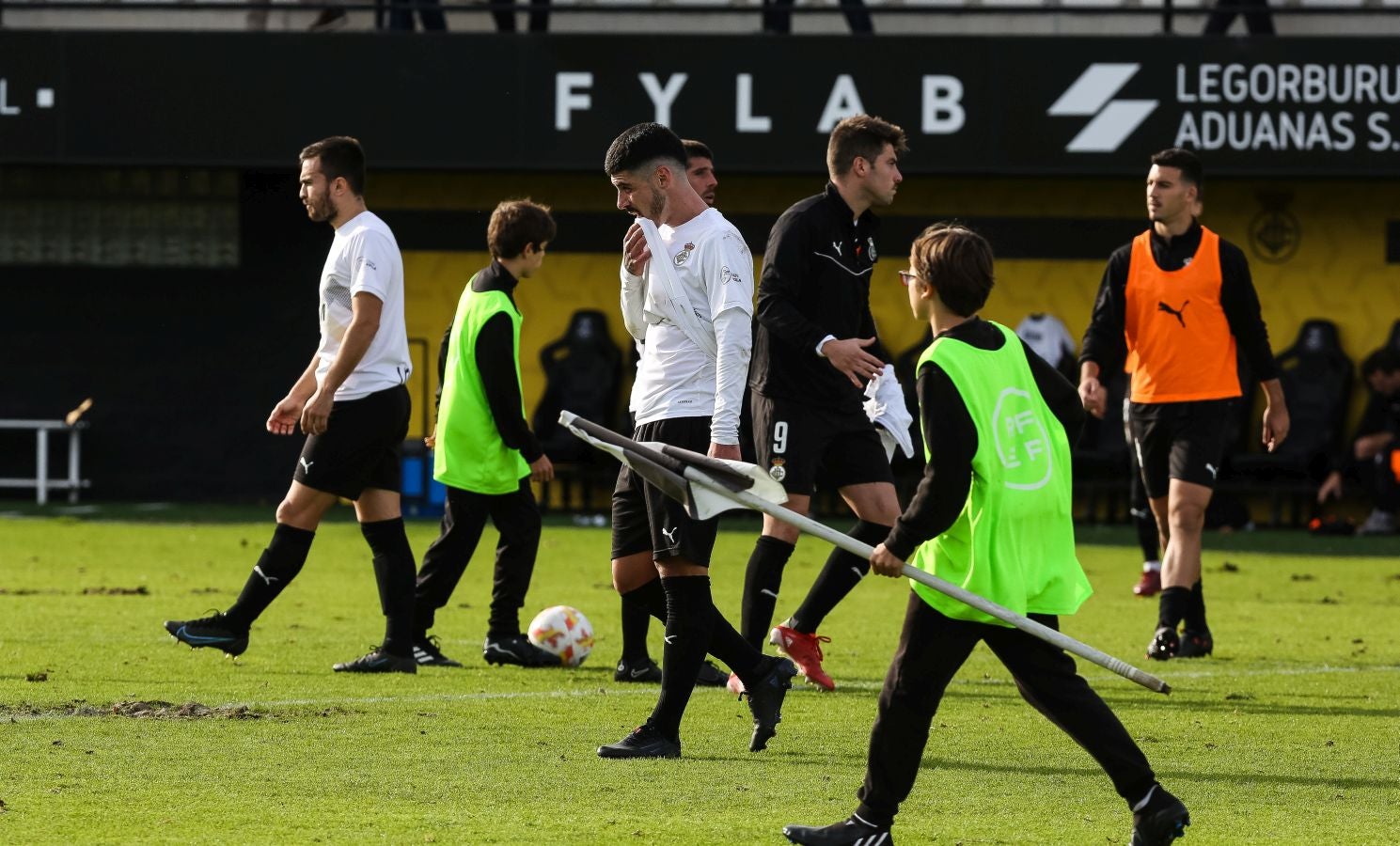 El conjunto irundarra, que fue perdiendo 0-3, logró recortar distancias en la segunda mitad y estuvo cerca de salvar un punto. 