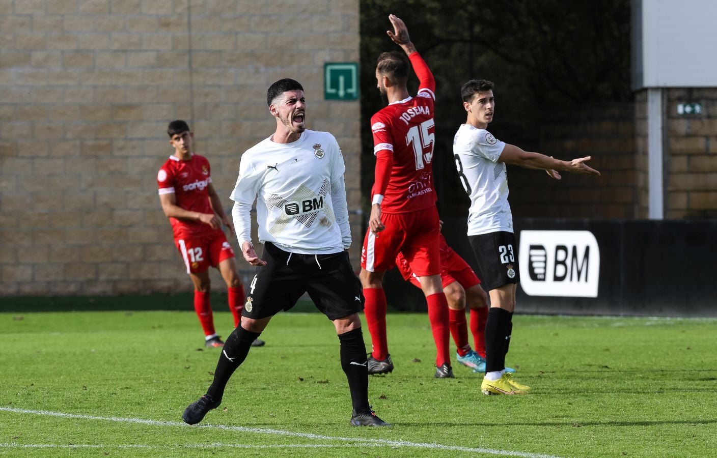 El conjunto irundarra, que fue perdiendo 0-3, logró recortar distancias en la segunda mitad y estuvo cerca de salvar un punto. 