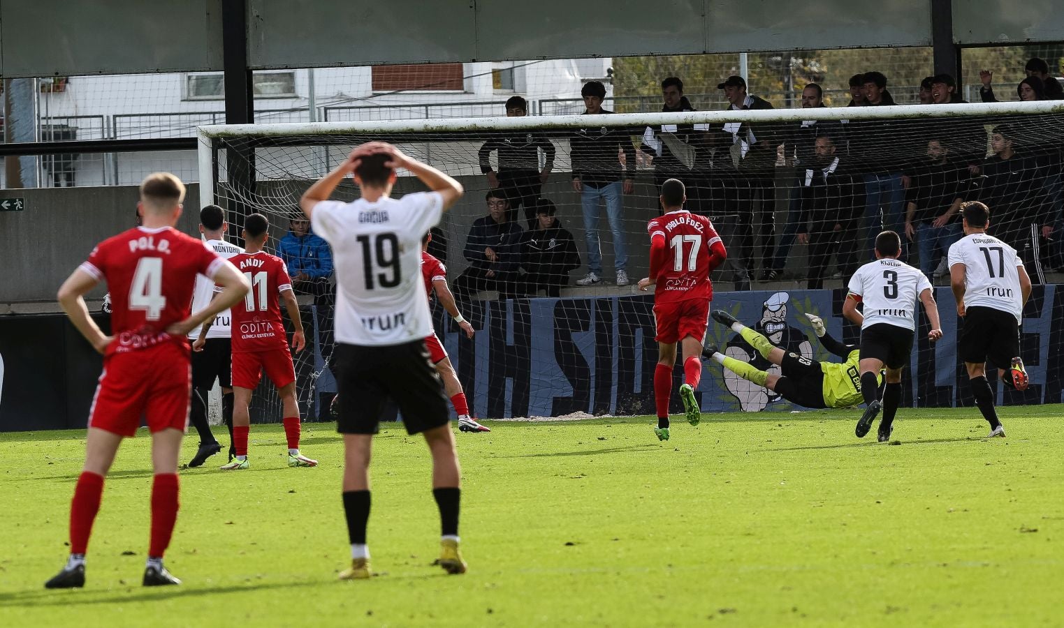 El conjunto irundarra, que fue perdiendo 0-3, logró recortar distancias en la segunda mitad y estuvo cerca de salvar un punto. 