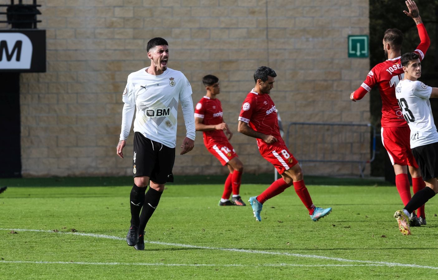 El conjunto irundarra, que fue perdiendo 0-3, logró recortar distancias en la segunda mitad y estuvo cerca de salvar un punto. 