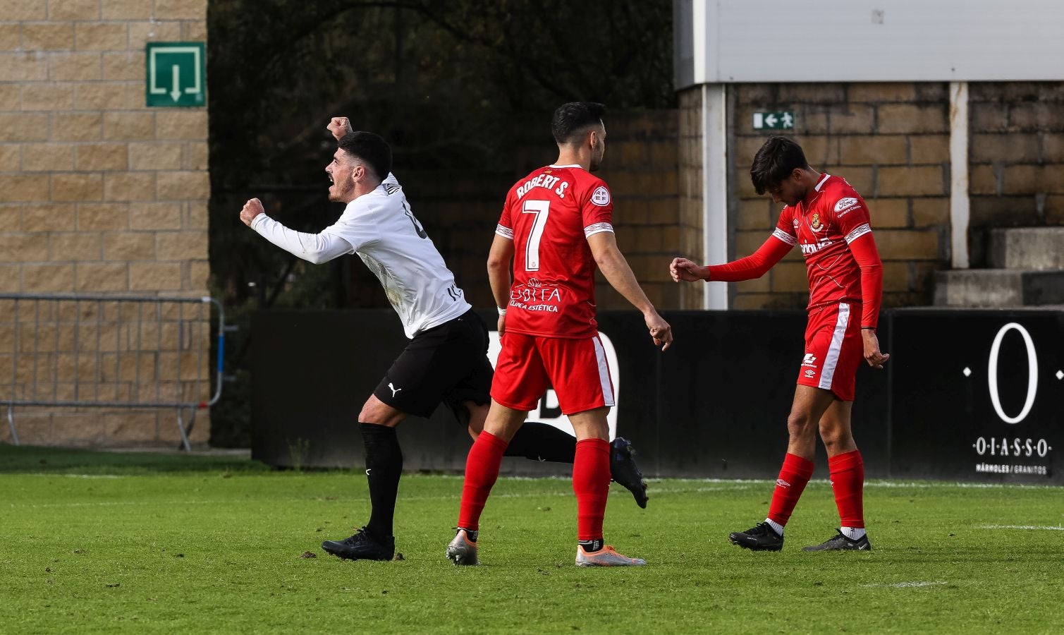El conjunto irundarra, que fue perdiendo 0-3, logró recortar distancias en la segunda mitad y estuvo cerca de salvar un punto. 