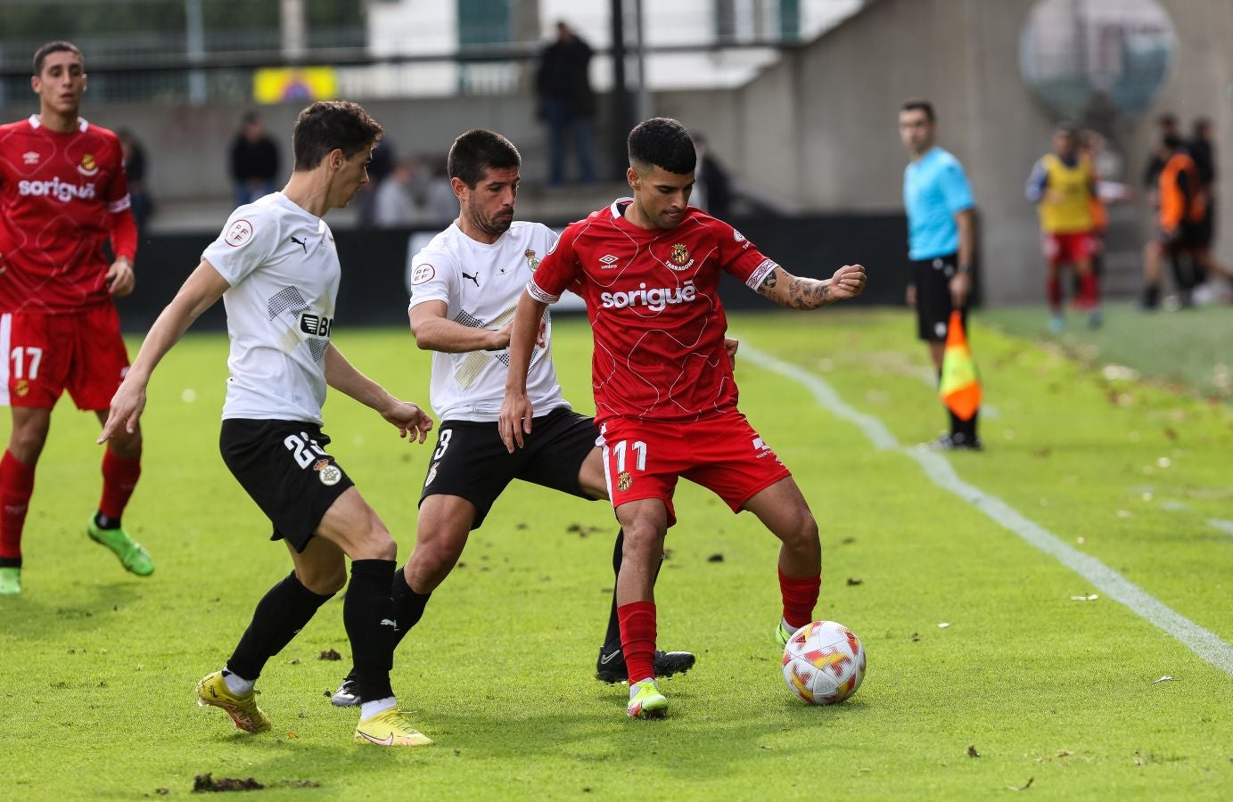 El conjunto irundarra, que fue perdiendo 0-3, logró recortar distancias en la segunda mitad y estuvo cerca de salvar un punto. 