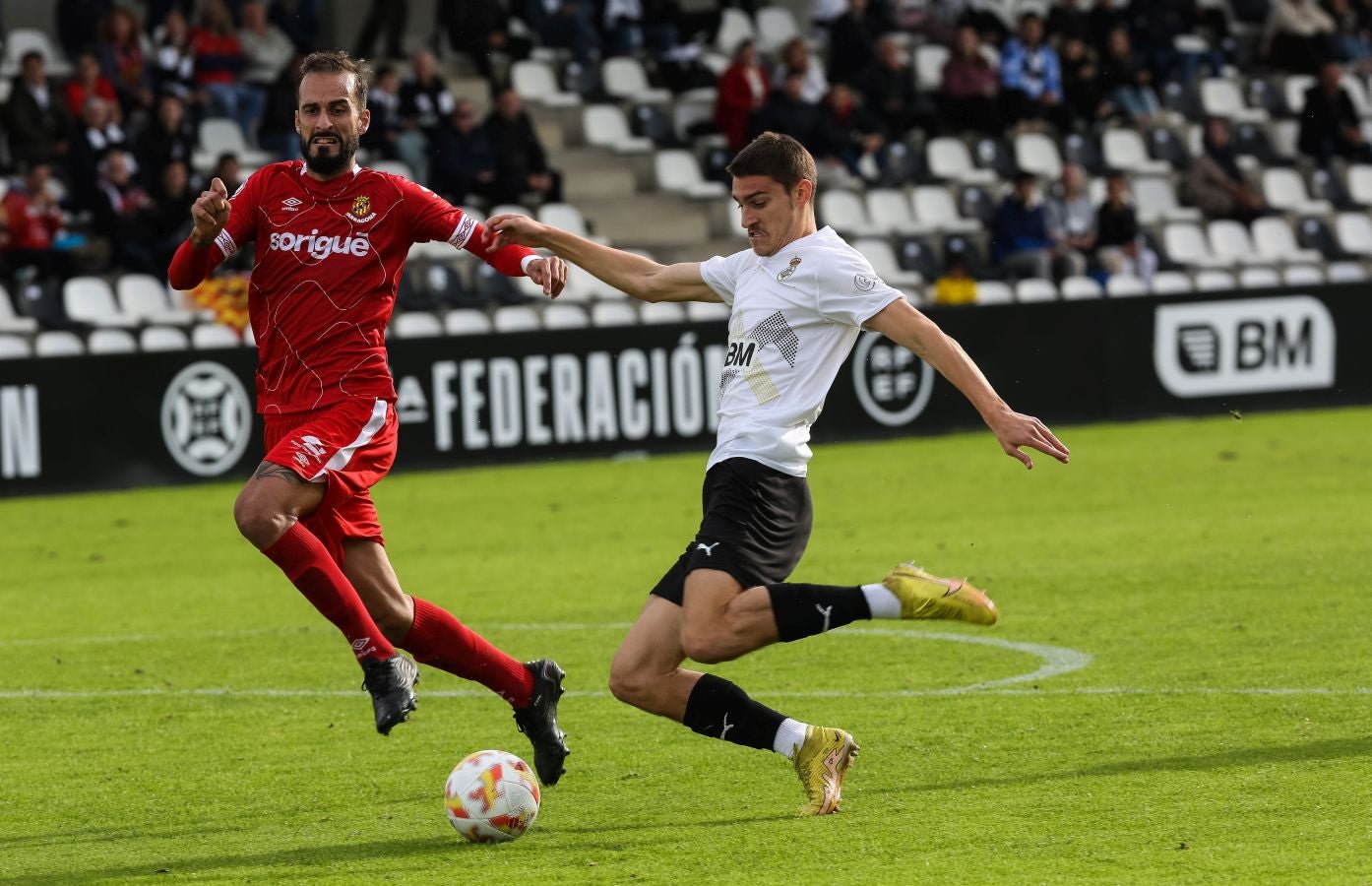 El conjunto irundarra, que fue perdiendo 0-3, logró recortar distancias en la segunda mitad y estuvo cerca de salvar un punto. 