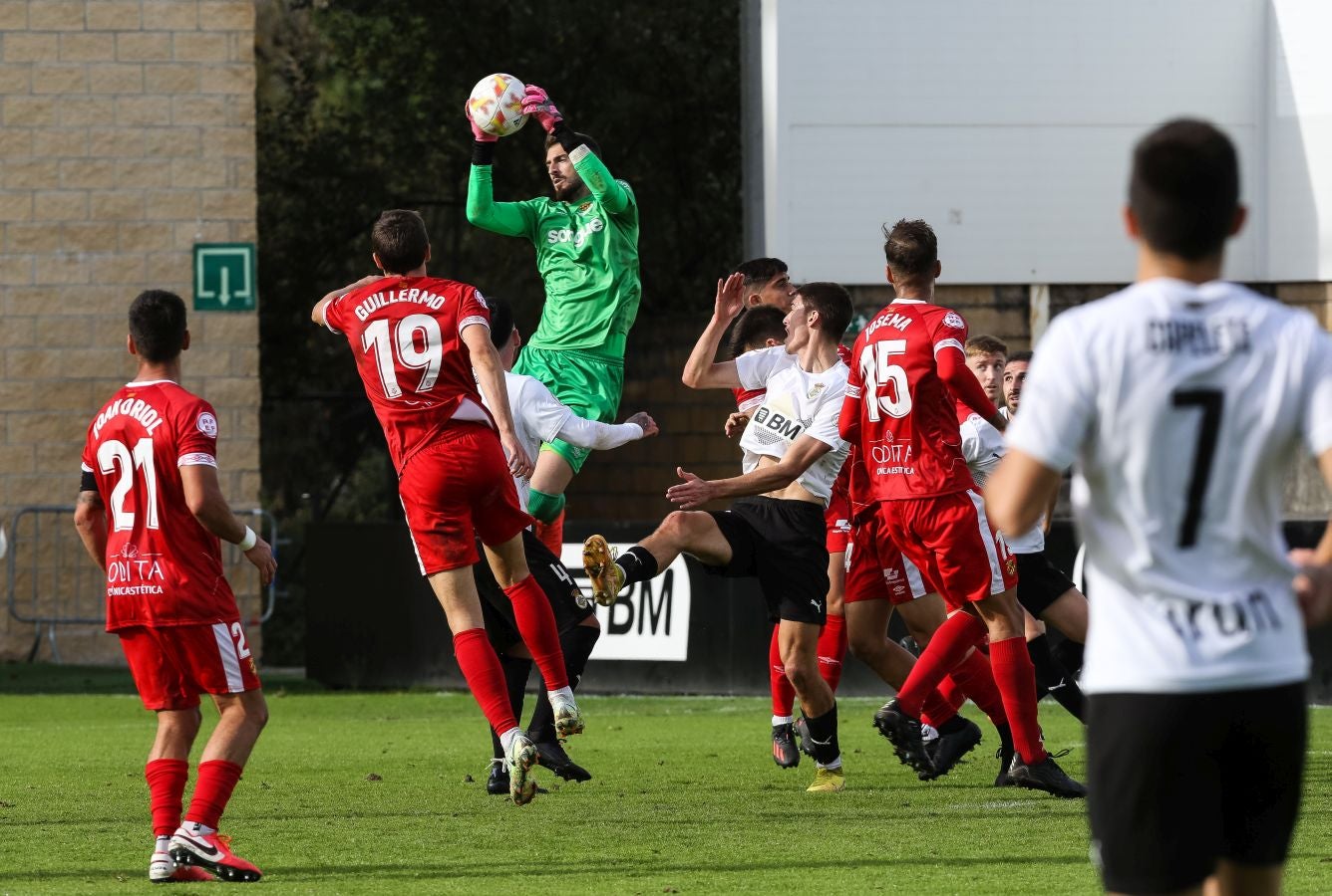 El conjunto irundarra, que fue perdiendo 0-3, logró recortar distancias en la segunda mitad y estuvo cerca de salvar un punto. 