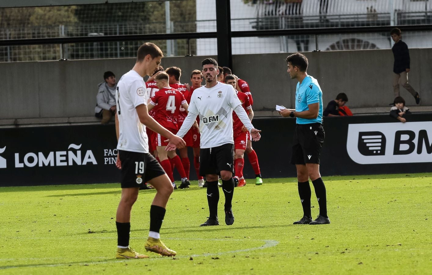 El conjunto irundarra, que fue perdiendo 0-3, logró recortar distancias en la segunda mitad y estuvo cerca de salvar un punto. 
