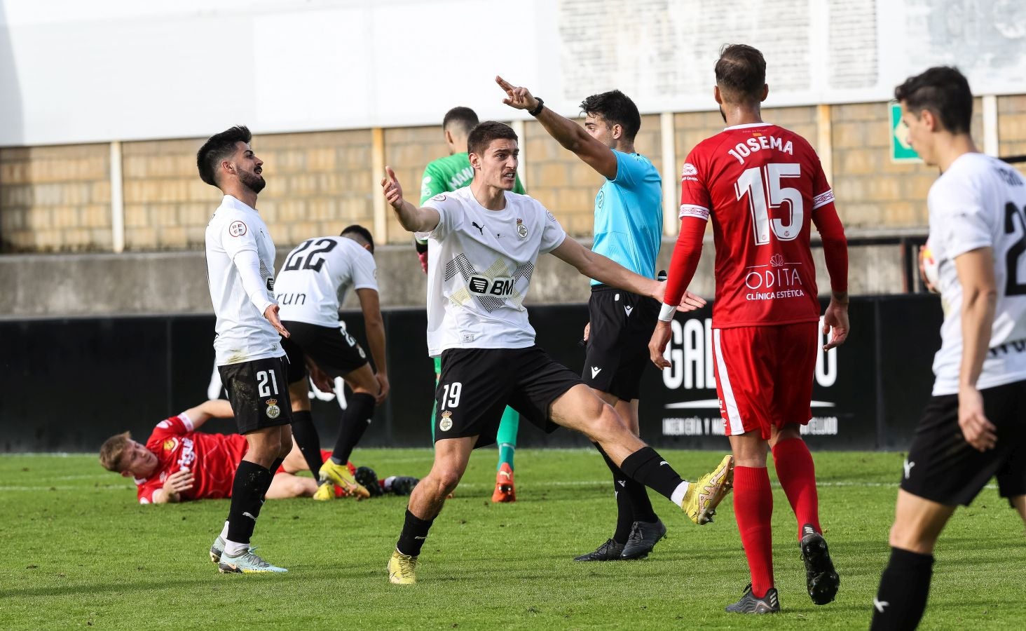 El conjunto irundarra, que fue perdiendo 0-3, logró recortar distancias en la segunda mitad y estuvo cerca de salvar un punto. 