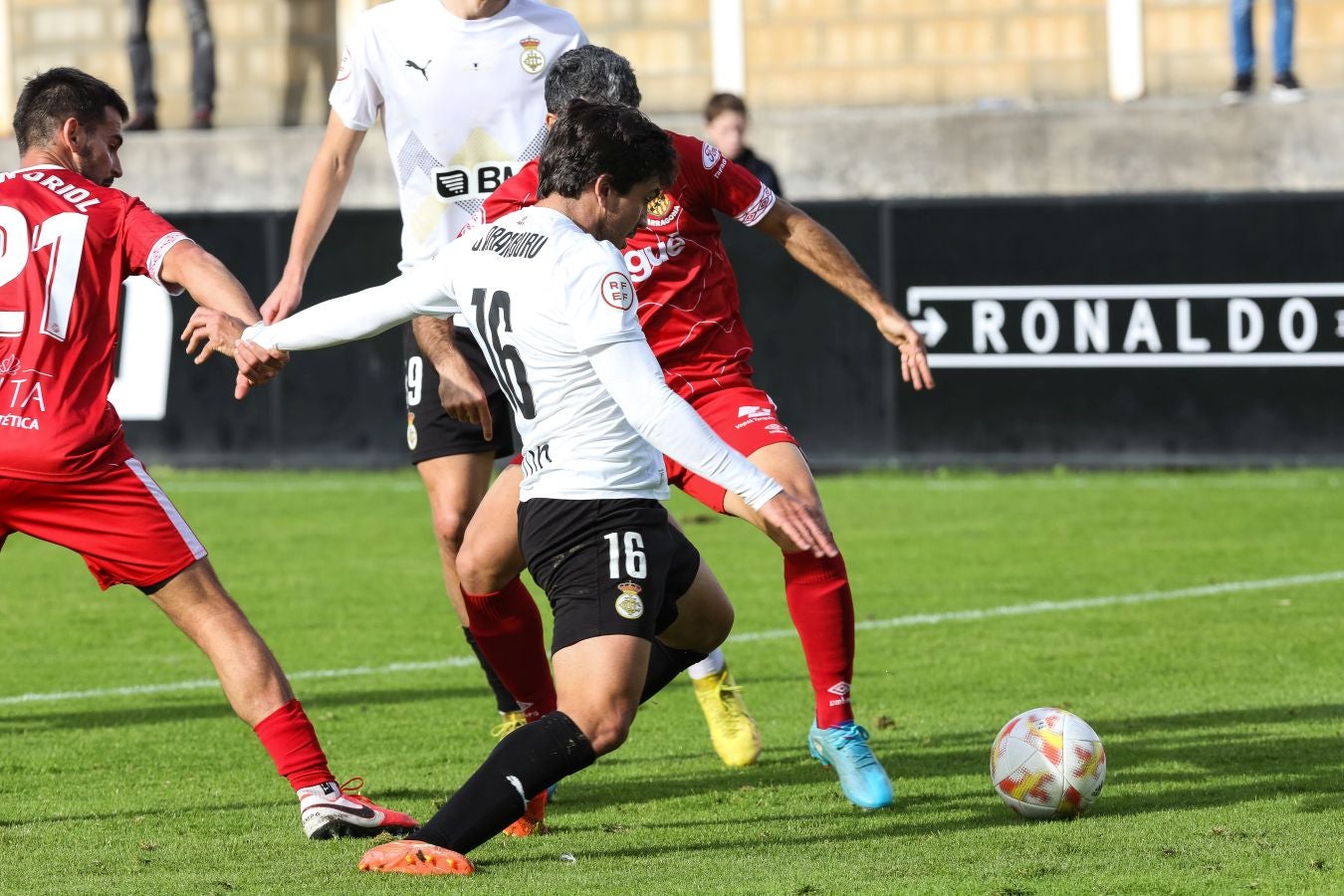 El conjunto irundarra, que fue perdiendo 0-3, logró recortar distancias en la segunda mitad y estuvo cerca de salvar un punto. 