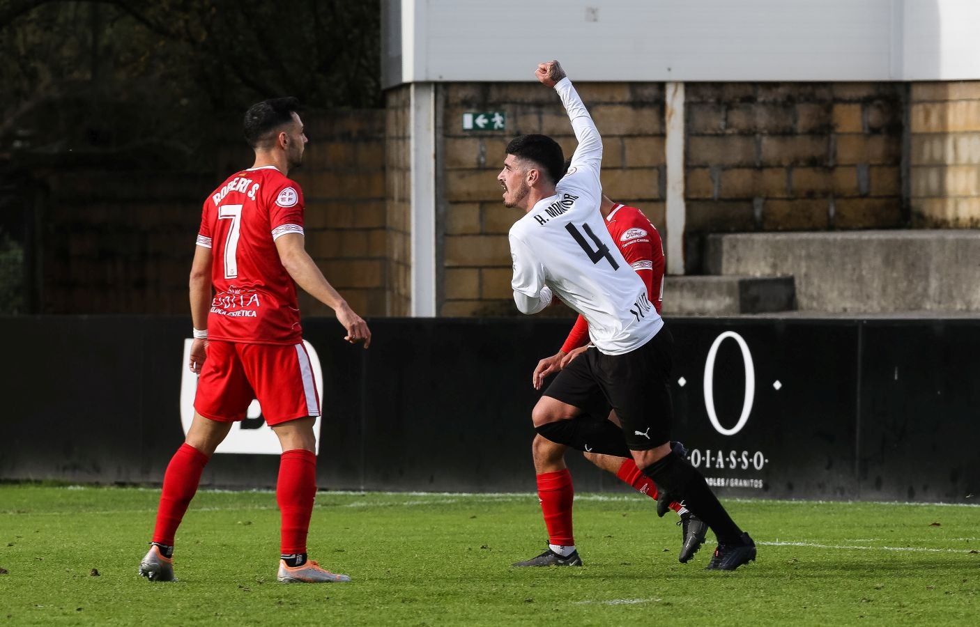 El conjunto irundarra, que fue perdiendo 0-3, logró recortar distancias en la segunda mitad y estuvo cerca de salvar un punto. 