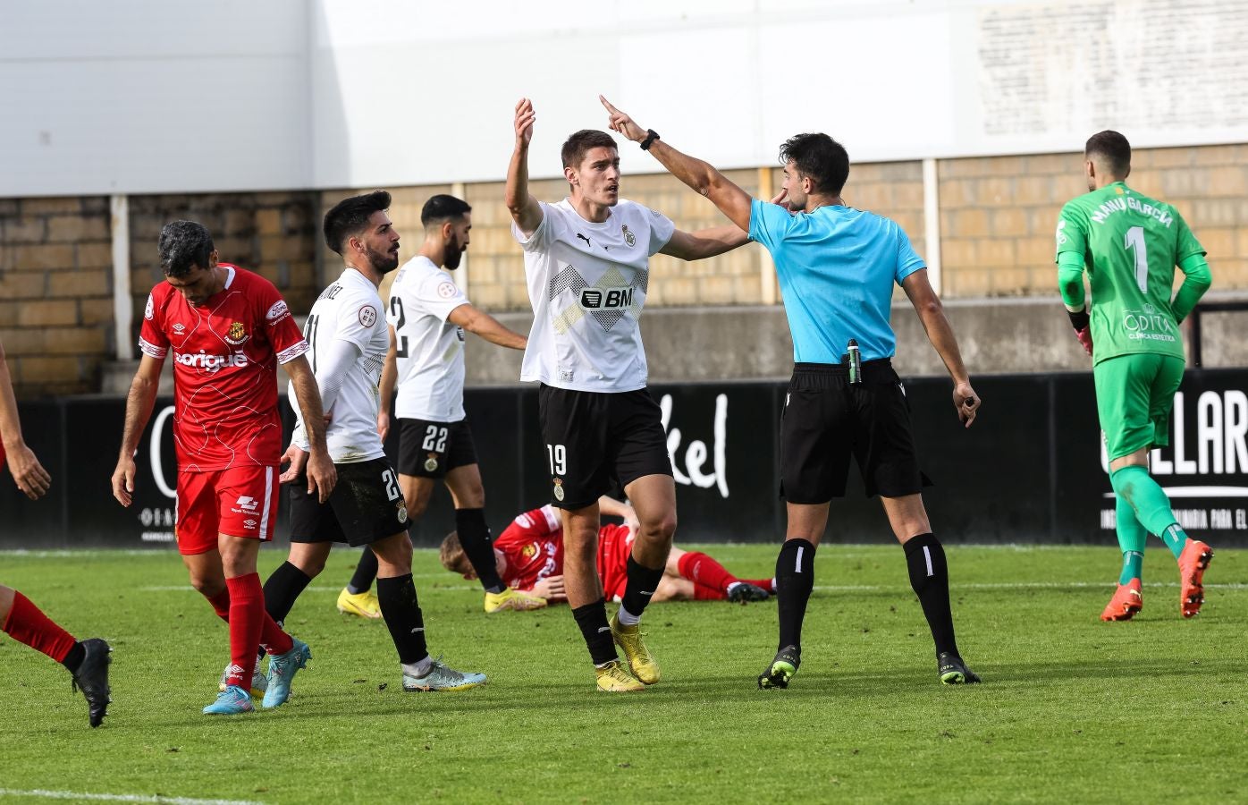 El conjunto irundarra, que fue perdiendo 0-3, logró recortar distancias en la segunda mitad y estuvo cerca de salvar un punto. 