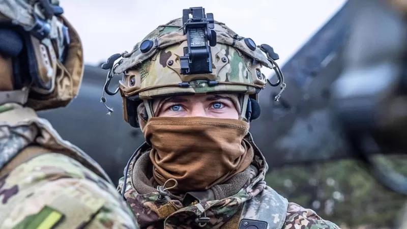 Una soldado, pertrechada para entrar en combate contra las fuerzas rusas en el Donbás
