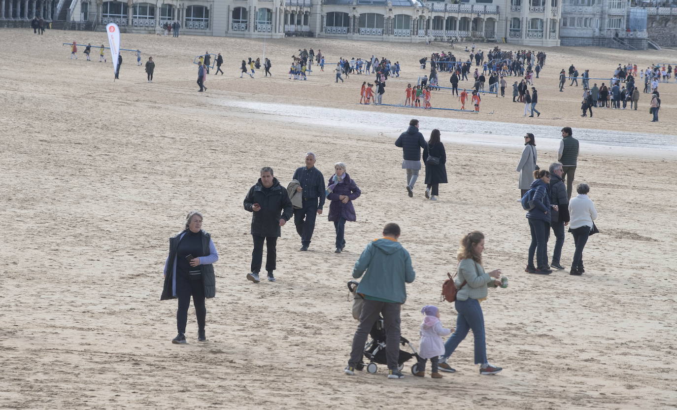 Gente paseando por la playa de la Concha, en Donostia, durante este pasado fin de semana. 