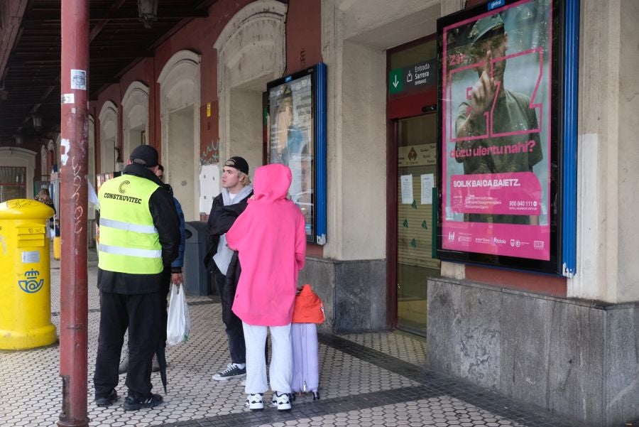Fotos: Centenares de afectados por la suspensión de trenes entre Irun y Andoain