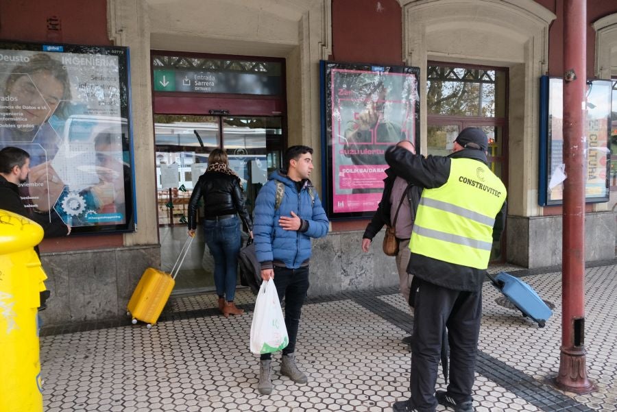 Fotos: Centenares de afectados por la suspensión de trenes entre Irun y Andoain