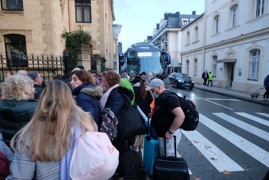 Fotos: Centenares de afectados por la suspensión de trenes entre Irun y Andoain