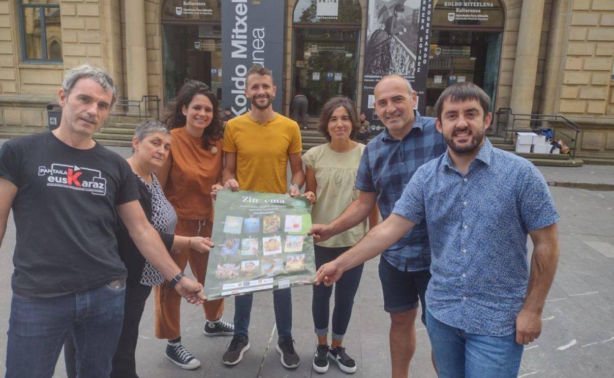 Tinko Filmeak-eko Iñigo Arandia, Etxarri-Aranatzeko alkate Silvia Marañon, Azpeitiko kultura zinegotzi Eneritz Albizu, UEMako lehendakari Iraitz Lazkano, Ataungo kultura zinegotzi Irati Arratibel, Kulturaz kooperatibako Eusebio Beloki eta Igorreko alkate Illart Gumuzio, ekimenaren aurkezpenean, urrian, Donostian. 