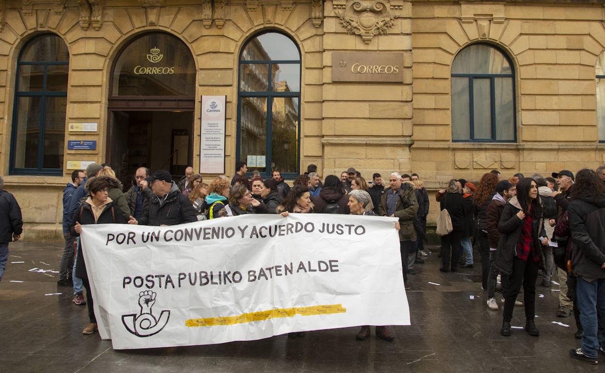 Concentración de trabajadores de Correos en San Sebastián.