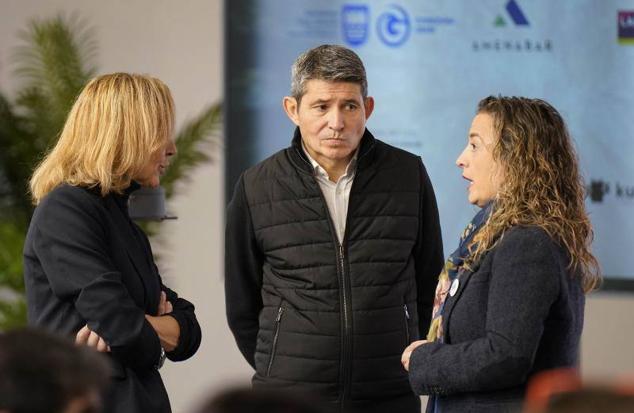 Enrique Ramos, Director de Obras Hidraúlicas de la Diputación Foral de Gipuzkoa y, a su izquierda, Maider Lainez, alcaldesa de Andoain