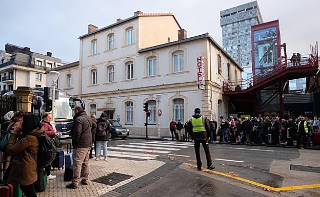 Centenares de afectados por la suspensión del servicio de Renfe entre Irun y Andoain 