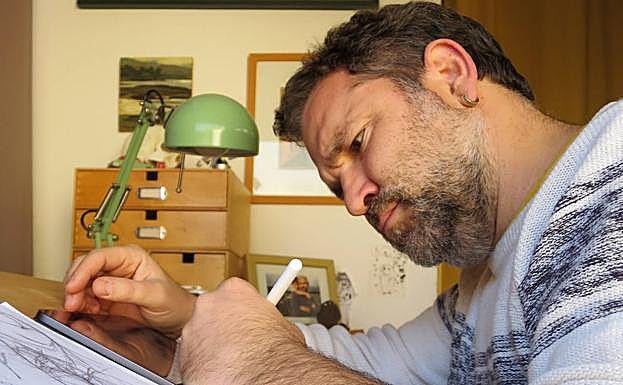 Iván Mata dibuja en su estudio.