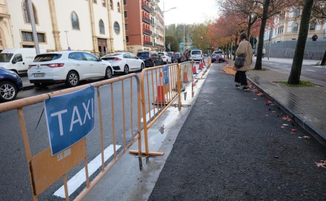 La nueva parada de taxis de Duque de Mandas, vallada y sin vehículos