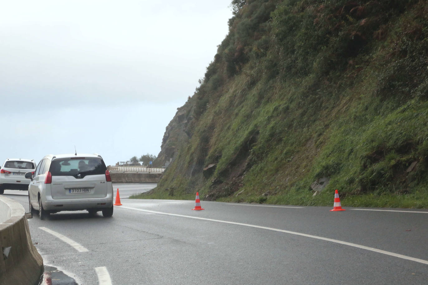 Fotos: Camión accidentado en Lasarte-Oria
