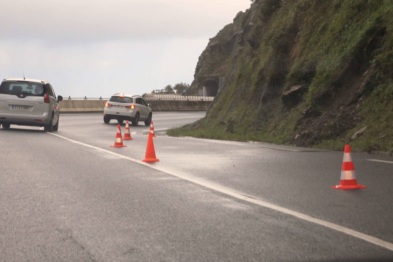 Fotos: Camión accidentado en Lasarte-Oria